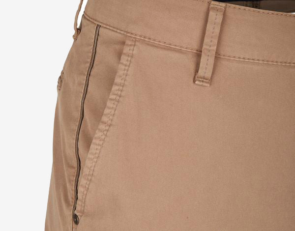 Nahaufnahme eines beige Hosenbundes mit Gürtelschlaufe, Reißverschluss und sichtbaren Nähten, aus festem Stoff gefertigt.
