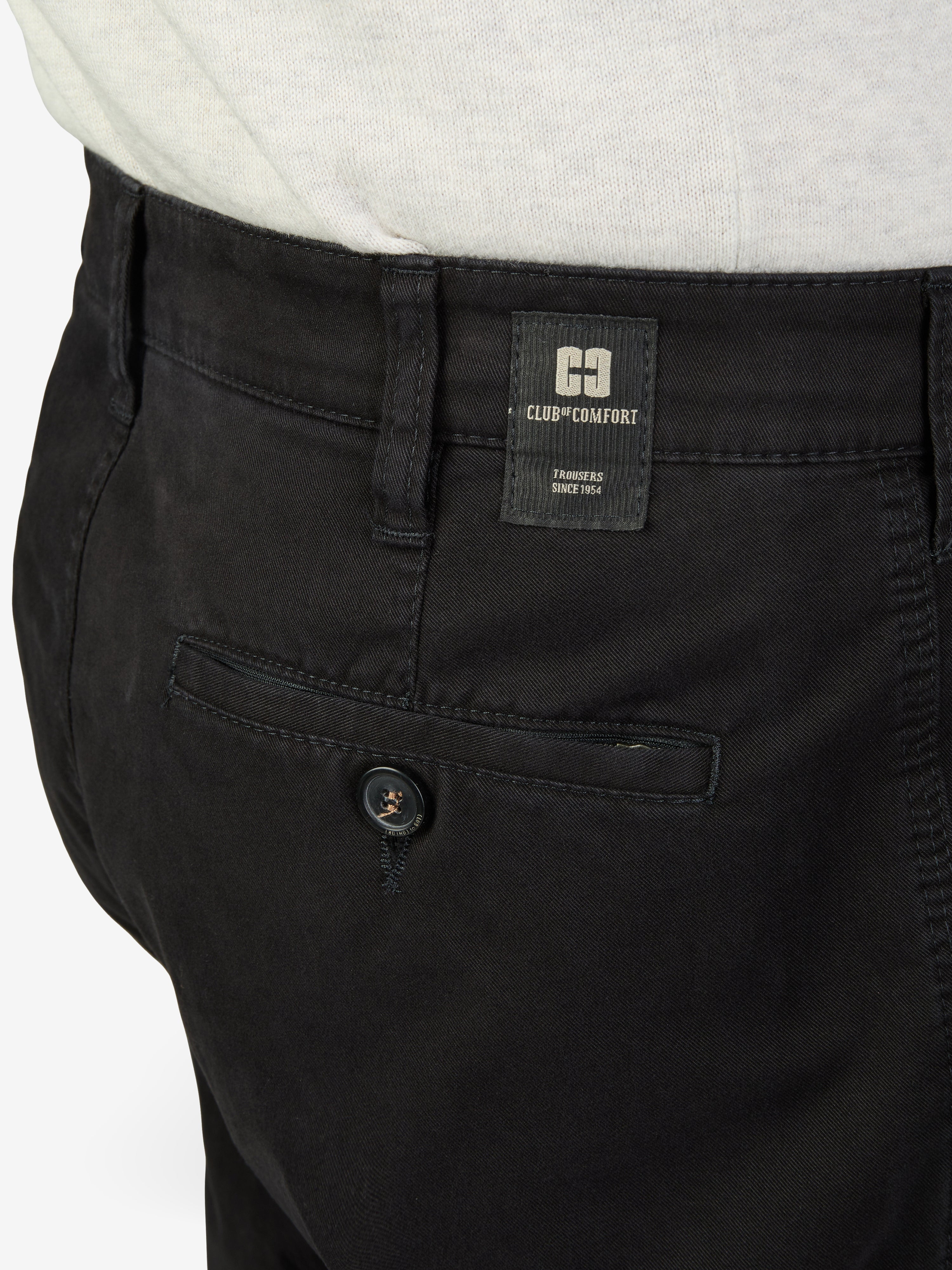 Nahaufnahme einer schwarzen DENVER 4402 Flat Front-Hose von Club of Comfort, mit elastischem Komfortbund, Hemdstopper und Reißverschluss-Sicherheitstasche in der rechten Gesäßtasche, gefertigt aus softem Baumwoll-High Stretch, normale Leibhöhe, gerades Bein, in Schwarz, Made in Green by Oeko-Tex, für gepflegten, legeren Stil.