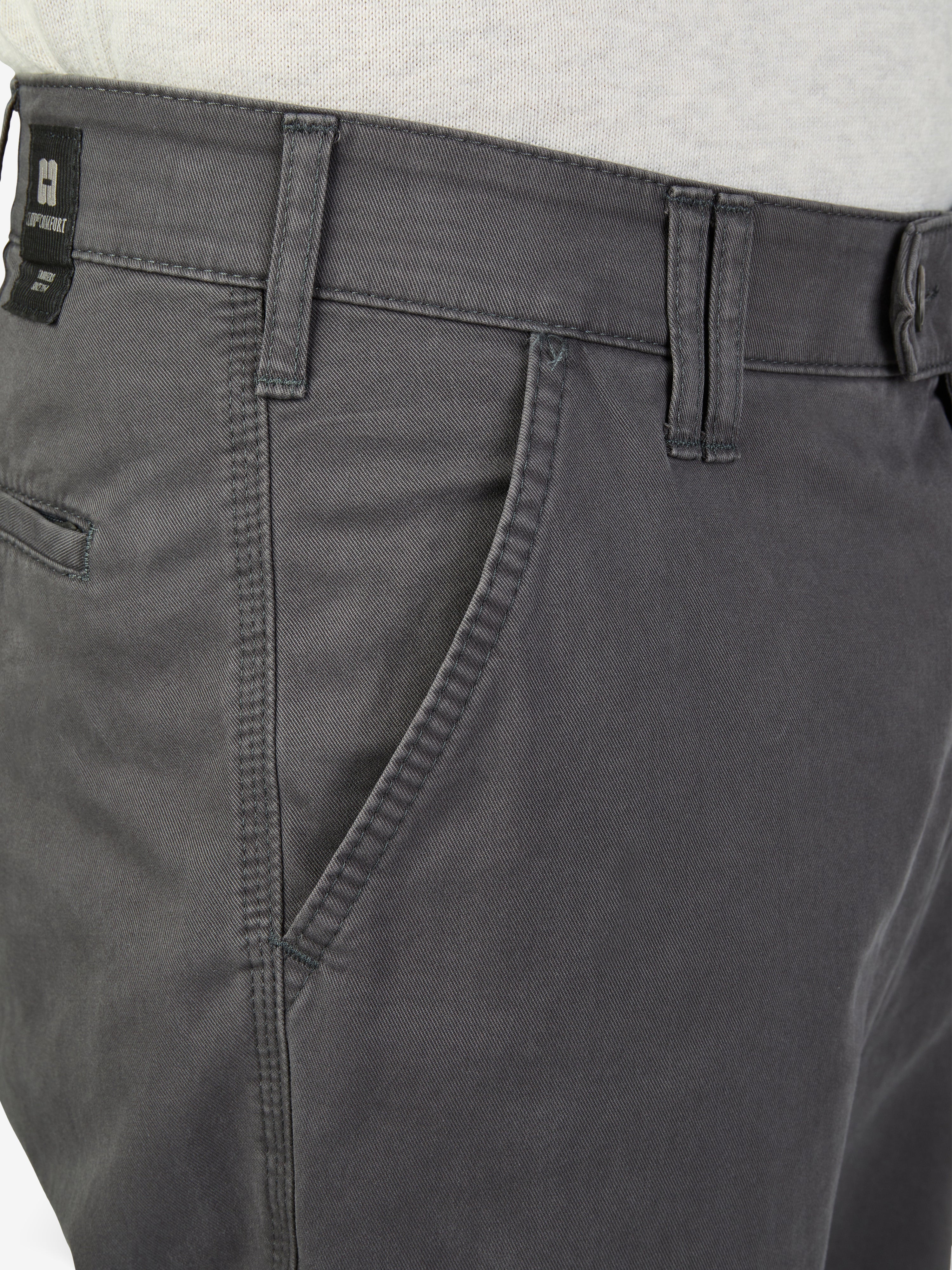 Nahaufnahme einer grauen Flat Front-Hose von Club of Comfort, mit elastischem Komfortbund, Hemdstopper und Reißverschluss-Sicherheitstasche in der rechten Gesäßtasche, gefertigt aus softem Baumwoll-High Stretch-Material, ideal für gepflegten, legeren Look.