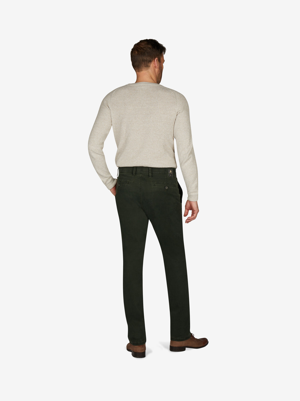 Mann trägt eine graue Hemdstopper-Hose in tannengrün, aus elastischem Baumwoll-Gabardine mit High Stretch, gerader Passform, normaler Leibhöhe, mit Komfortbund und Hemdenstopper. Ideal für Herbst/Winter, Made in Green by Oeko-Tex.