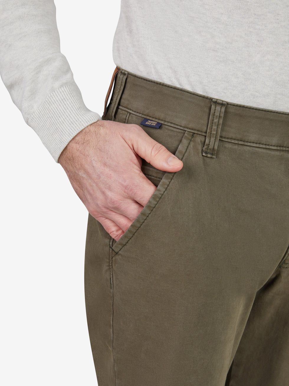 Nahaufnahme einer grünen Flat Front-Hose des Modells GARVEY 8070 von Club of Comfort, getragen von einer Person. Die Hose verfügt über einen elastischen Komfortbund, Hemdstopper, Münztasche, normale Leibhöhe und schmalere Beinverarbeitung. Hochwertiges Baumwollgewebe mit 360° Stretch und Safety-Pocket.