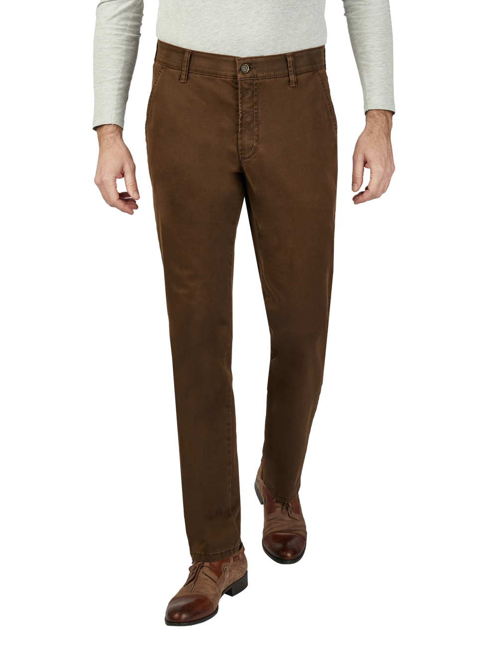 Absatzreiche braune Cordhose mit Gürtel, getragen von einer Person in einem hellgrauen Pullover und braunen Lederschuhen, frontal fotografiert.