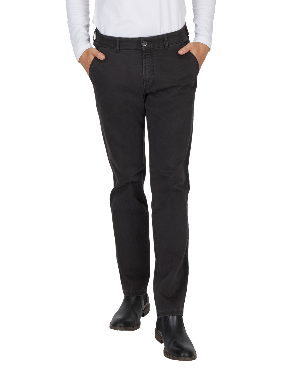 Ein Mensch trägt schwarze Jeans, die in der Taille sitzen, mit den Händen in den Taschen. Die Jeans sind gerade geschnitten und mit schwarzen Schuhen kombiniert.