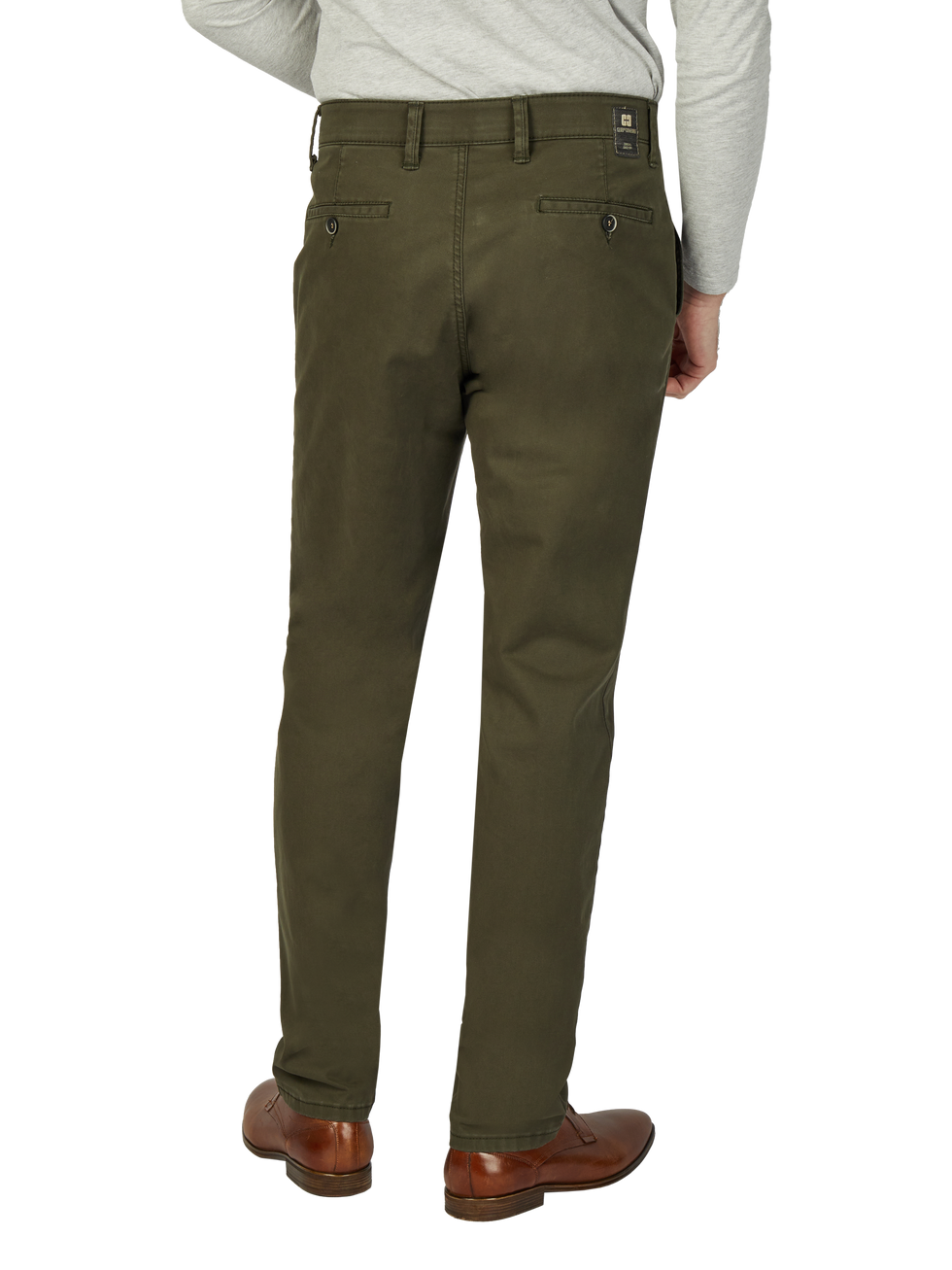 Die Rückansicht eines Mannes trägt dunkelgrüne Chino-Hosen, dunkelbraune Lederschuhe und ein graues Oberteil.