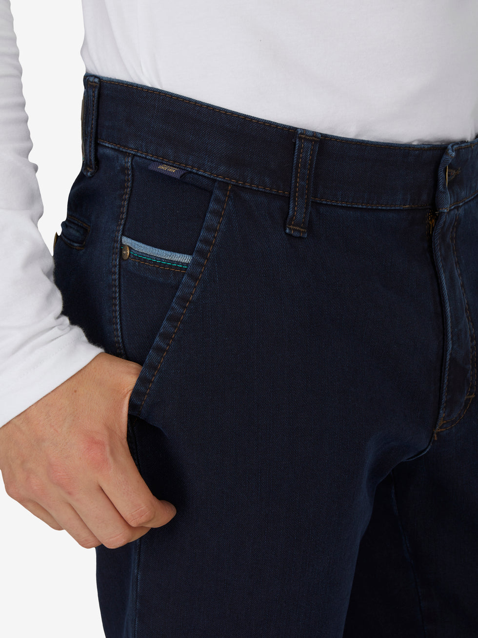 Dunkelblaue Flat Front-Hose mit elastischem Komfortbund, Hemdstopper und Münztasche rechts. Hergestellt aus superelastischem Bi-Stretch-Denim mit T400-Beimischung für Formstabilität. Regular Fit, schmaler Beinverlauf, schlanke Leibhöhe, geeignet für Ganzjahres.