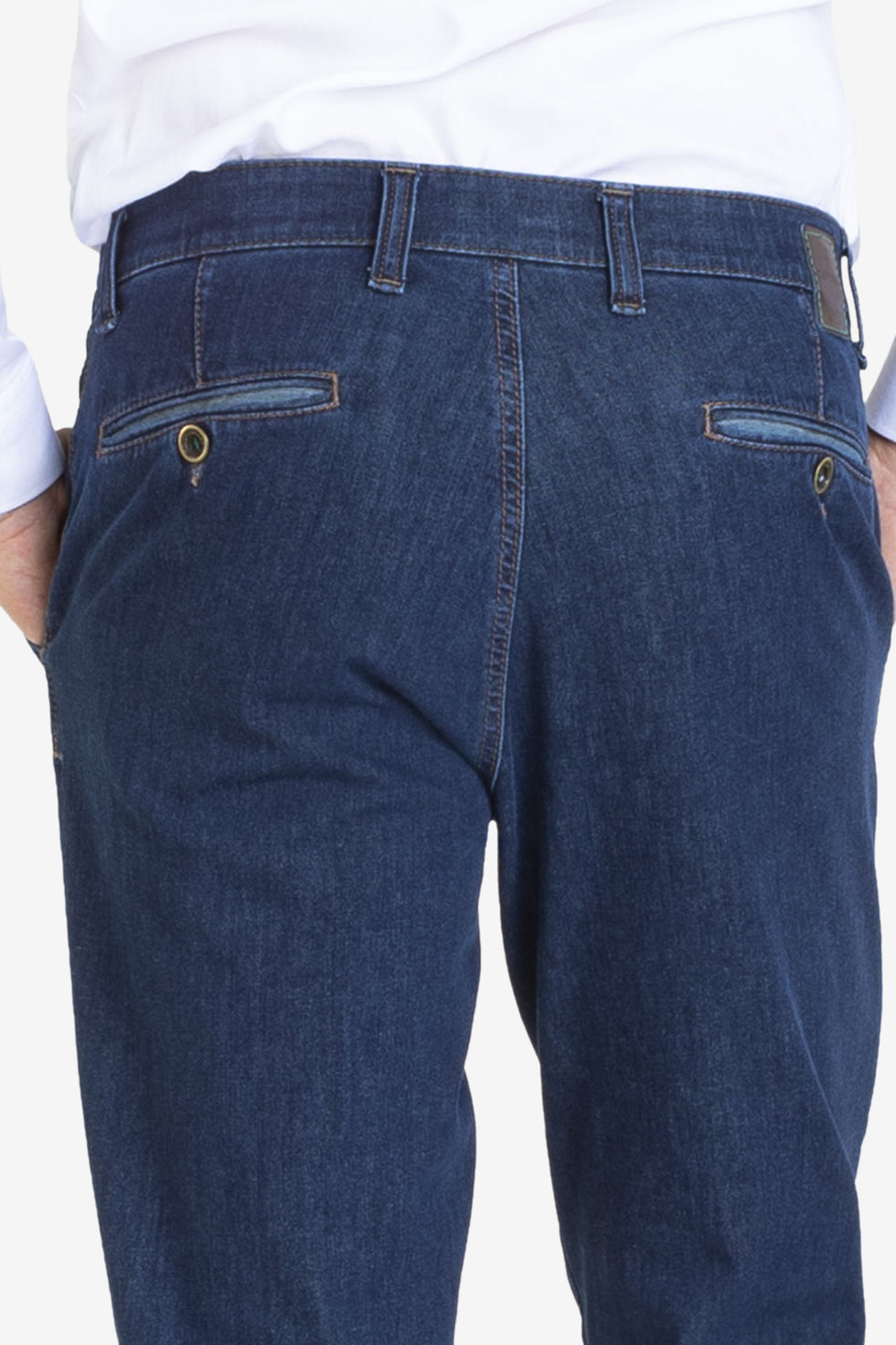 Bürger mit dunkelblauer GARVEY 7054 Flat Front-Hose aus Bi-Stretch-Denim, elastisch, formstabil, mit Komfortbund, Hemdstopper und Münztasche, schmaler Beinverlauf, normale Leibhöhe, modelldarstellung nur mit Oberkörper bis Hüfte.