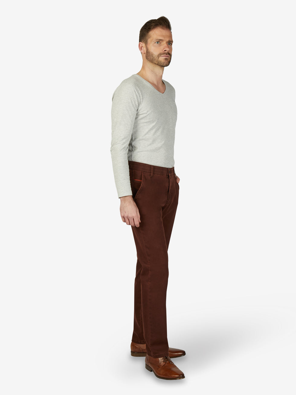 Mann in seitlicher Ansicht trägt eine ziegelrote GARVEY 7218 Flat Front-Hose aus Baumwolle mit High Stretch, Komfortbund und Hemdenstopper, perfekt für Herbst/Winter.