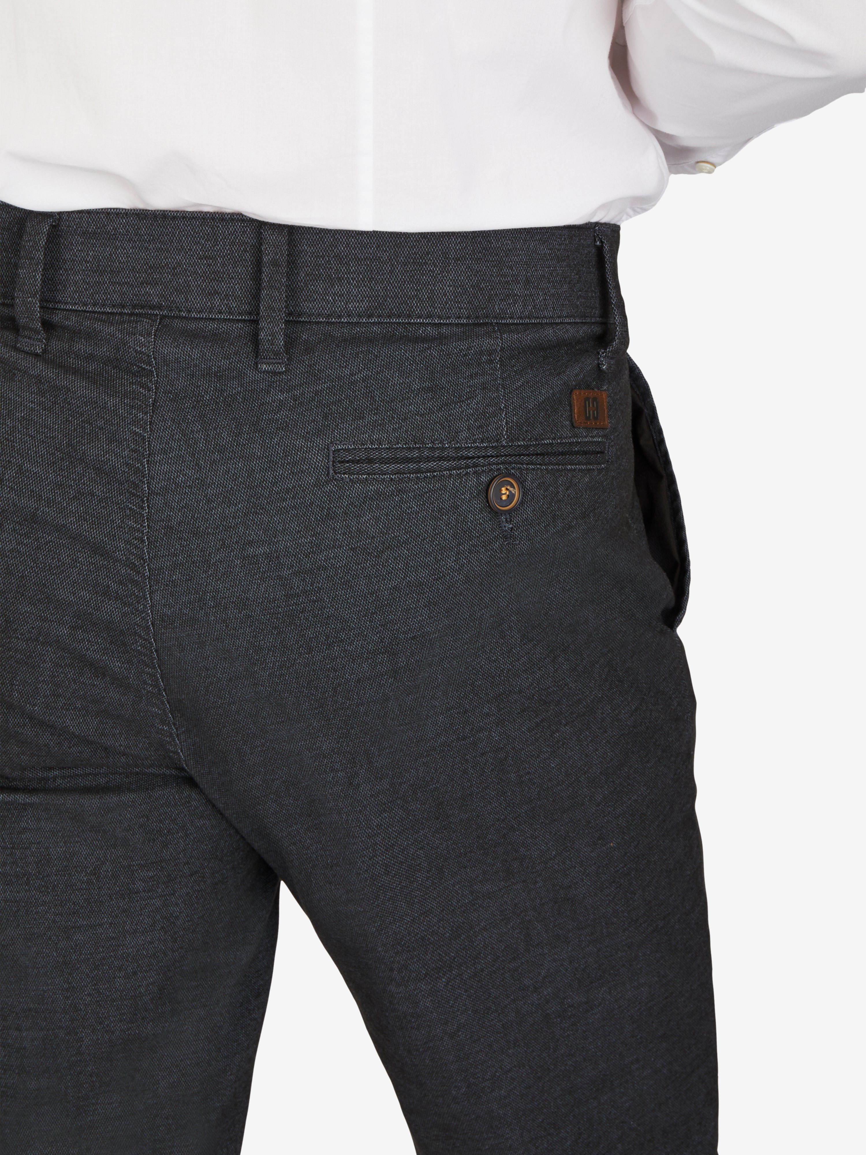 Nahaufnahme einer schwarzen Flat Front-Hose von GARVEY in Größe DE Kurz, hergestellt von Club of Comfort. Die Hose hat einen elastischen Komfortbund, eine schmale Fußweite und eine dezente kleine Logostickerei. Das Material ist Baumwoll-Struktur-Mischgewebe mit Woll-Optik, meliert in marine blau. Perfekt für Herbst/Winter, mit Stretch und OEKO-TEX Standard 100.