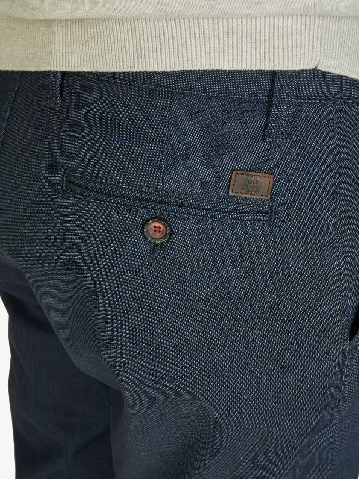 Nahaufnahme einer GARVEY 7827 marine-melange Flat Front-Hose aus Baumwolle mit Thermolite-Wärmeisolierung, elastischem Komfortbund, Hemdenstopper, Regular Fit und schmaler Fußweite, hergestellt von Club of Comfort.