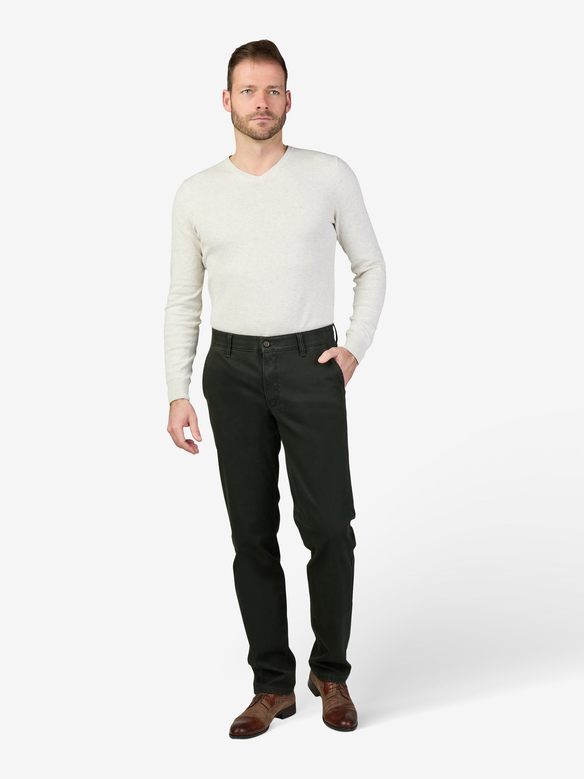 Mann trägt eine dunkelgrüne GARVEY 8025 Flat Front-Hose mit elastischem Komfortbund, Hemdenstopper und regulärer Leibhöhe. Die Hose besteht aus High Stretch Baumwolle mit Thermolite-Wärmeisolierung, ideal für Herbst/Winter.