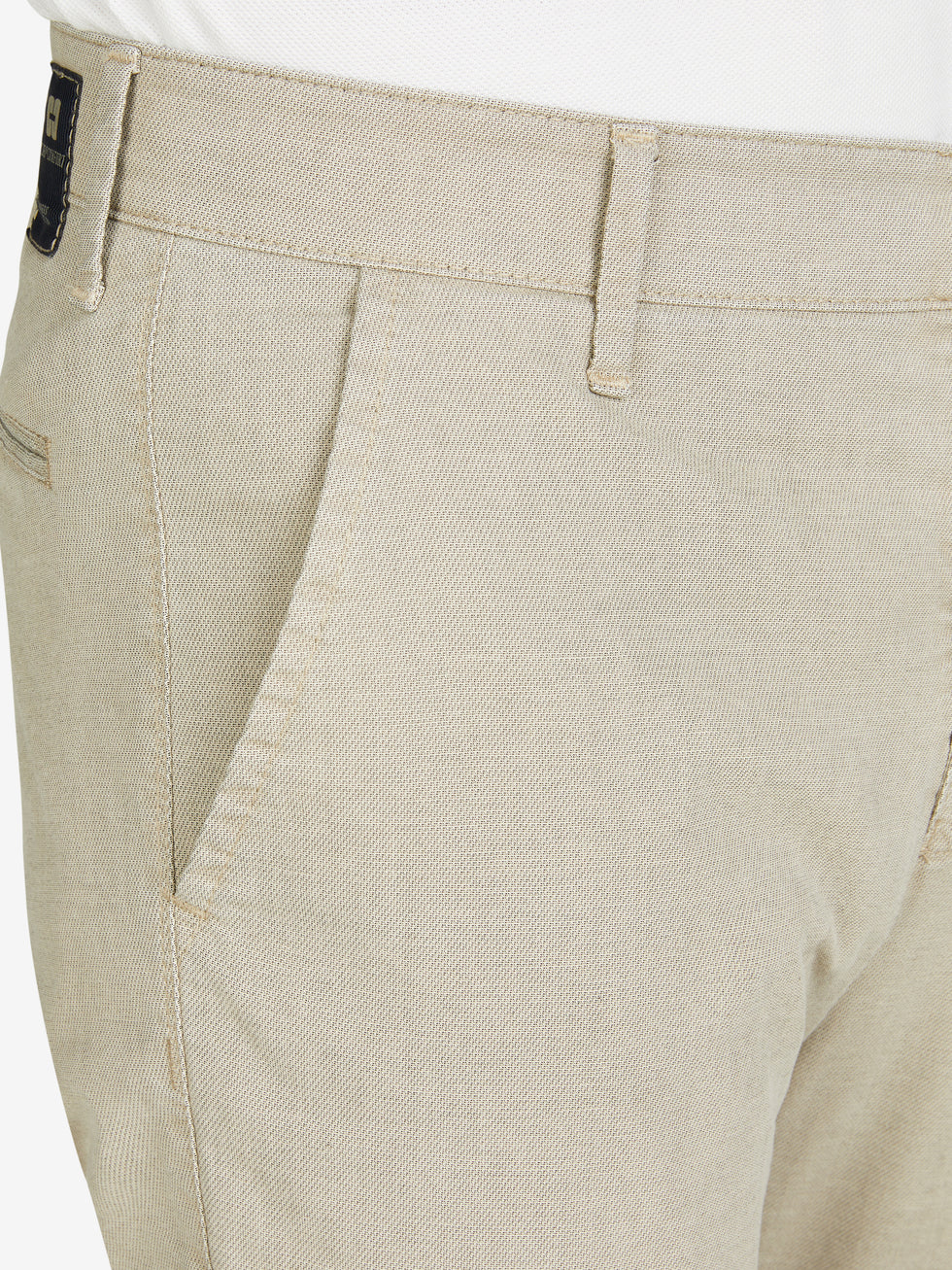 Nahaufnahme einer beigen GARVEY 8108 Flat Front-Hose mit elastischem Komfortbund, aus High Stretch Baumwolle, normaler Leibhöhe, schmaler Fußweite, made in Green by Oeko-Tex, geeignet für Frühjahr/Sommer.