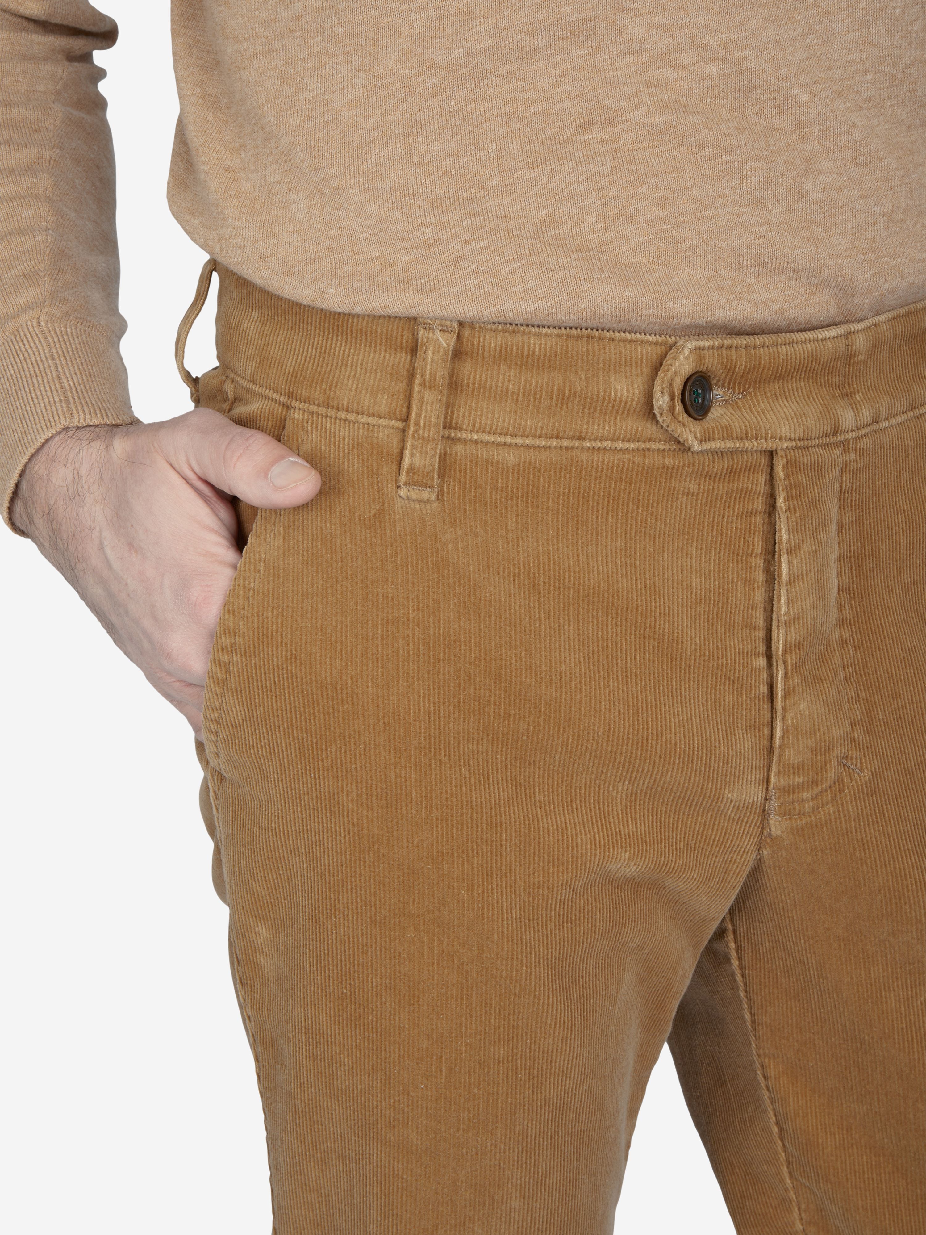 Nahaufnahme einer beige Cord-Hose mit Flat Front, elastischem Komfortbund und Hemdenstopper, vom Hersteller Club of Comfort. Die Hose hat eine normale Leibhöhe, schmalere Fußweite, Stretch-Feincord, soft Griff, und ist für Herbst/Winter geeignet.