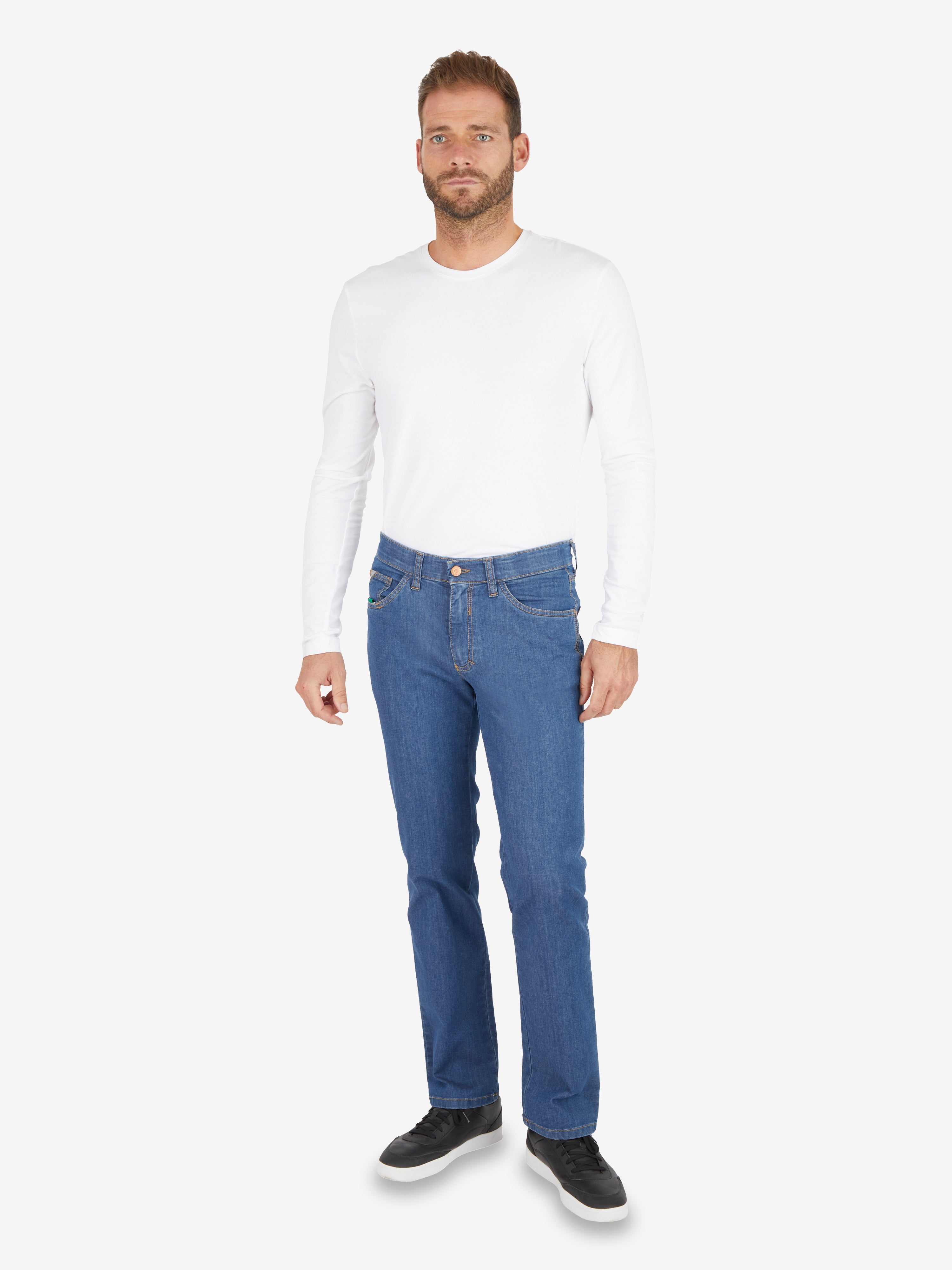 Mann trägt eine jeansblaue HENRY-Z6516 5-Pocket Jeans mit Regular Fit, elastischem Doppelstoffbund, Mobile Pocket in rechter Vordertasche, Münztasche mit Kontrast-Patch, aus leichtem Super High Stretch-Denim, hoher Strapazierfähigkeit, hergestellt von Club of Comfort, ganzjährige Nutzung.