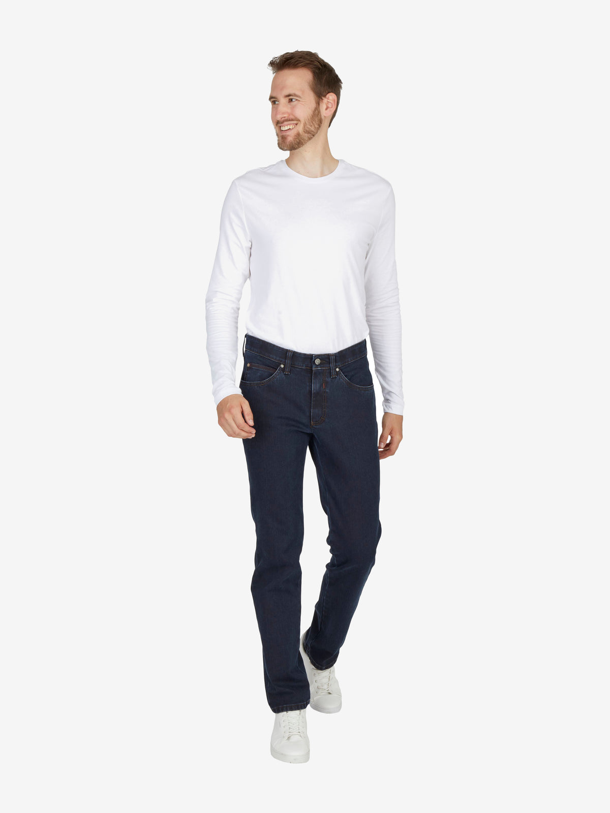 Mann trägt dunkleblauen Thermo 6-Pocket Jeans mit elastischem Komfortbund, Mobile Pocket in der rechten Vordertasche, aus High-Stretch-Denim mit Thermolite-Wärmeisolierung, Regular Fit, ideale Herbst/Winter-Hose, made in Green by Oeko-Tex.