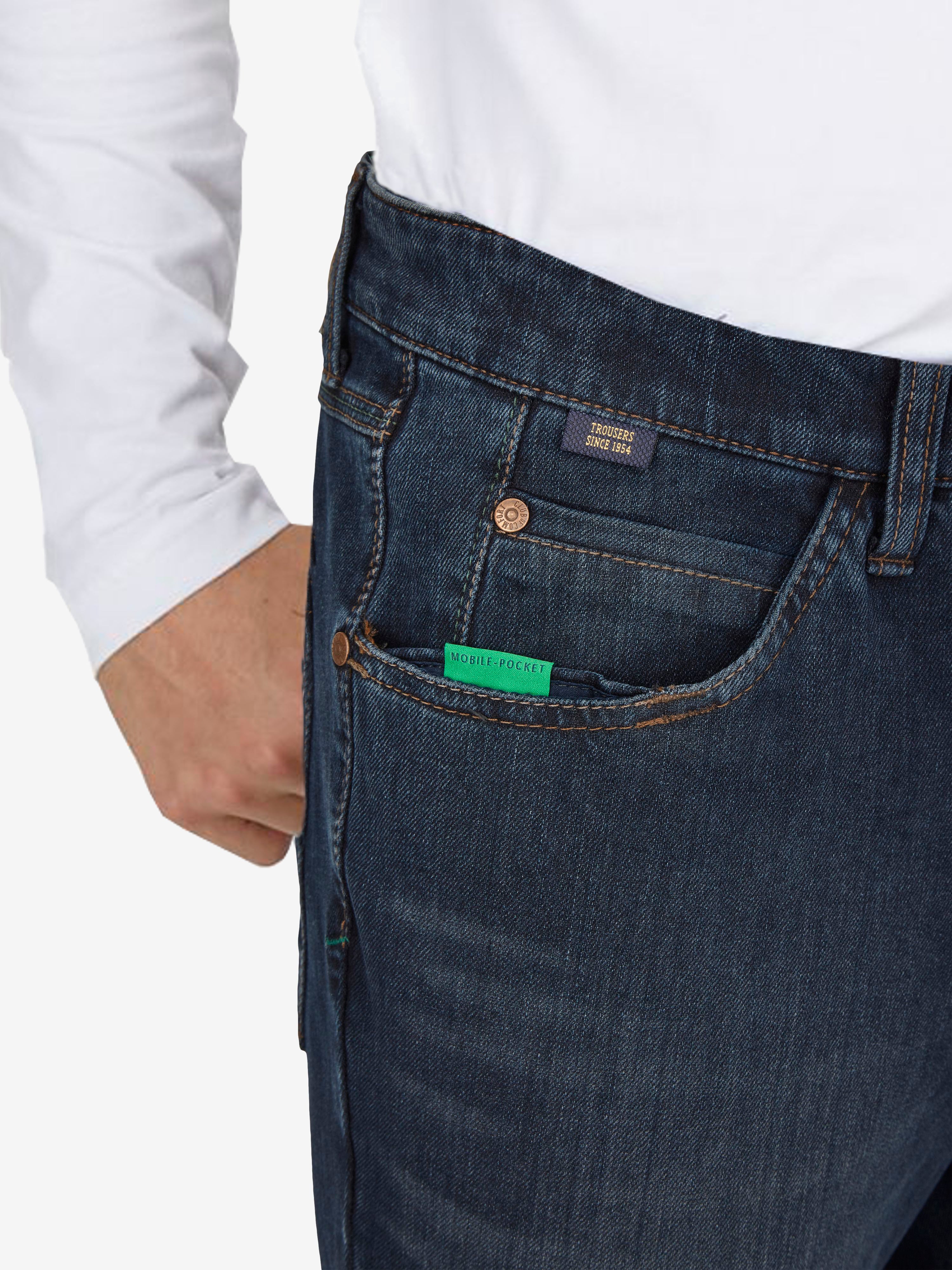 Hose "HENRY 7054" in dunkelblau (gewaschen) mit elastischem Doppelstoffbund, 6-Pocket Design, separater "Mobile Pocket" für Smartphone, aus superelastischem Bi-Stretch-Denim, Regular Fit, in der Taille sitzend, mit Hemdstopper, hergestellt von Club of Comfort.