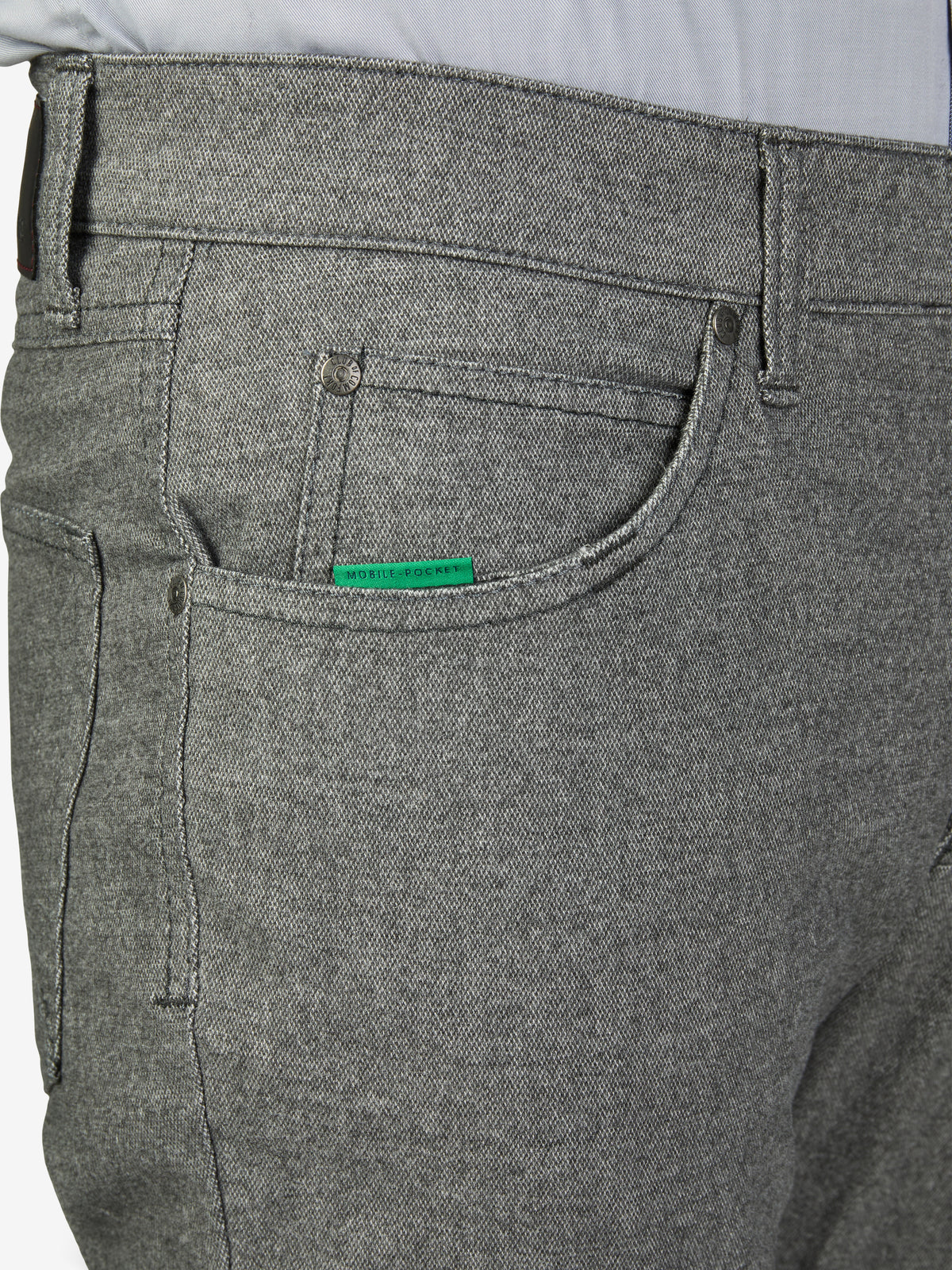 Graue Hose vom Modell HENRY 7631 mit 6-Pocket, elastischem Doppelstoffbund, Hemdstopper, separater Mobile Pocket in der rechten Vordertasche, Kontrast-Münztasche, Baumwoll-Struktur-Mischgewebe mit Woll-Optik, Regular Fit, normale Leibhöhe, schmaler Beinausschnitt, Hersteller Club of Comfort.