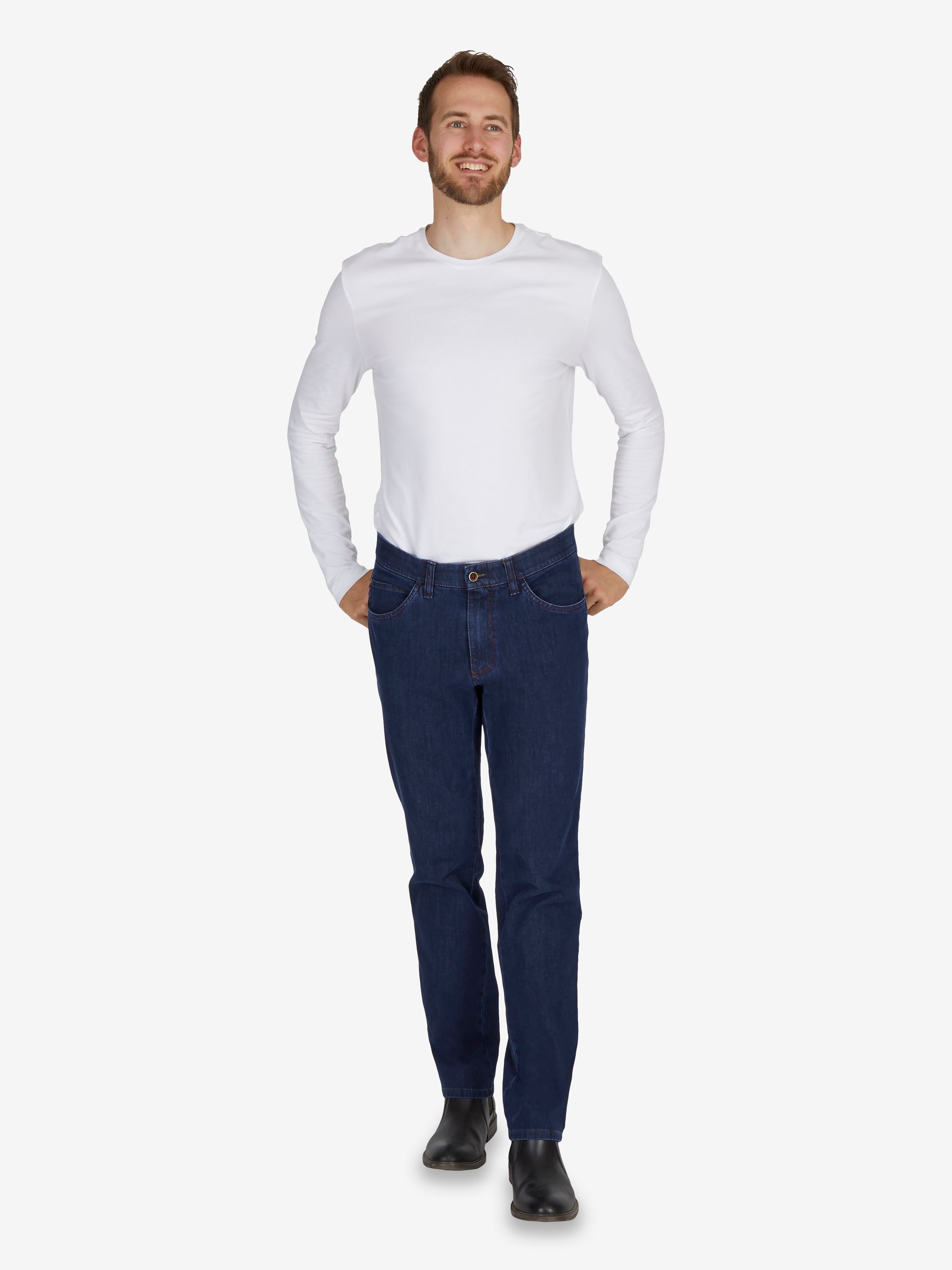 Mann trägt eine dunkelblaue, modifizierte 5-Pocket-Hose MARVIN 7054 in Jeansblau mit Regular Fit, elastischem Comfortbund, Swing-Pockets, aus hochelastischem Bi-Stretch-Denim mit T400-Beimischung, Formstabilität und 360-Grad-Stretch. Passend für alle Jahreszeiten, Hersteller Club of Comfort.