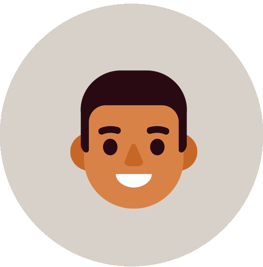 Animiertes Emoji eines lächelnden Mannes mit dunklem Haar, brauner Hautfarbe und weißen Zähnen auf neutralem hellgrauem Hintergrund.