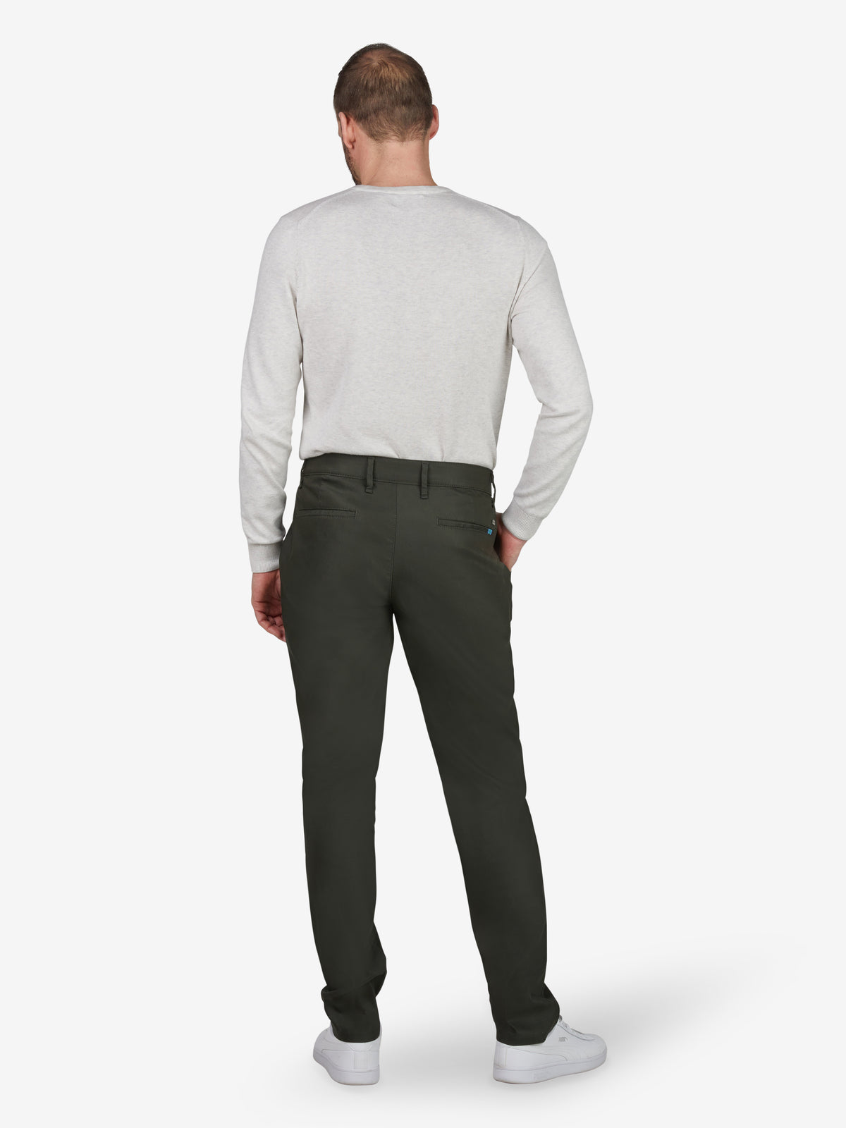 Mann trägt dunkelgrüne ROB 8130 Chino im Tapered Fit mit elastischem Comfortbund, Hemdenstopper und High Stretch-Technologie. Die Hose hat eine normale Leibhöhe, mehr Platz im Gesäß und Oberschenkel sowie schmales Bein. Passend für Ganzjahres, hergestellt von Club of Comfort, aus Baumwolle mit cleanem Look.