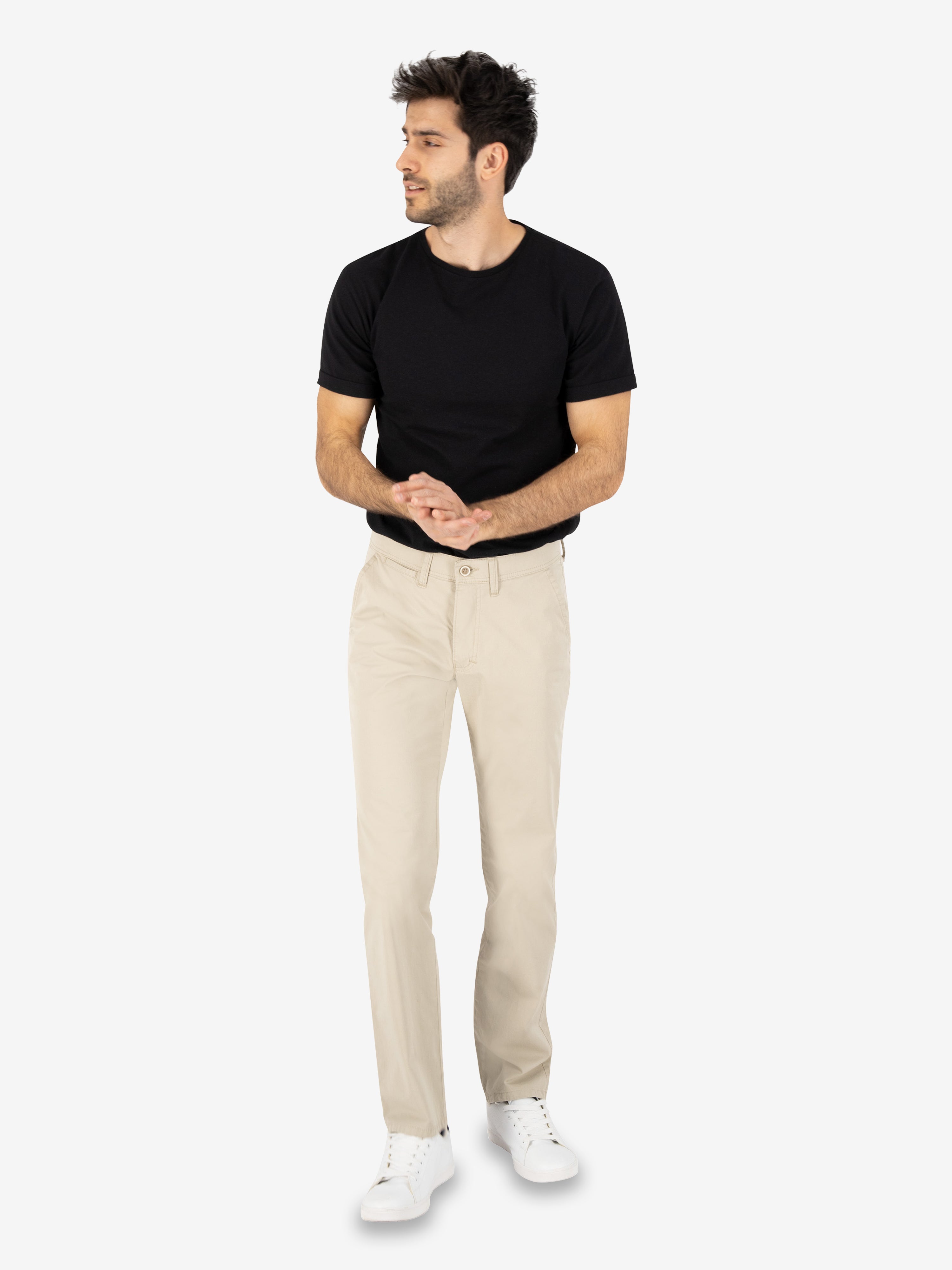 Mann trägt eine hellbeige GARVEY 5107 Flat Front-Hose aus edler Pima Cotton mit elastischem Komfortbund, Hemdstopper, Regular Fit, schmaler Fußweite, Baumwollhose in Beige, hergestellt von Club of Comfort, im Frühling/Sommer.