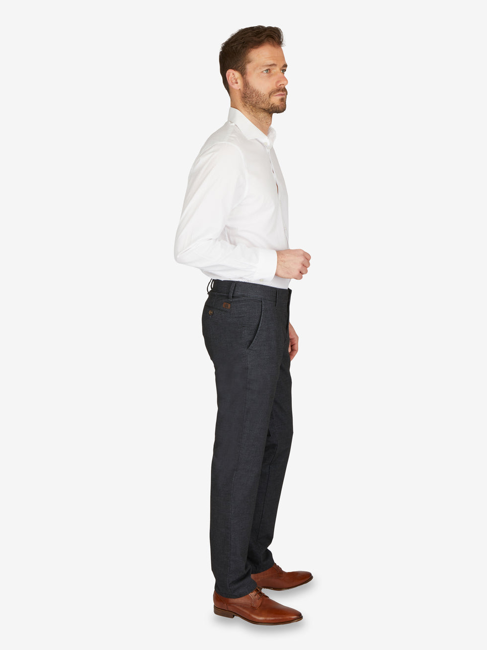 Seitenansicht eines Mannes in einer dunkelblauen, schmal geschnittenen Flat Front-Hose mit elastischem Komfortbund und Hemdstopper, gefertigt aus Baumwoll-Struktur-Mischgewebe mit Woll-Optik in Marine Melange, Hersteller Club of Comfort, geeignet für Herbst/Winter, Modell mit normaler Leibhöhe und schmales Bein.