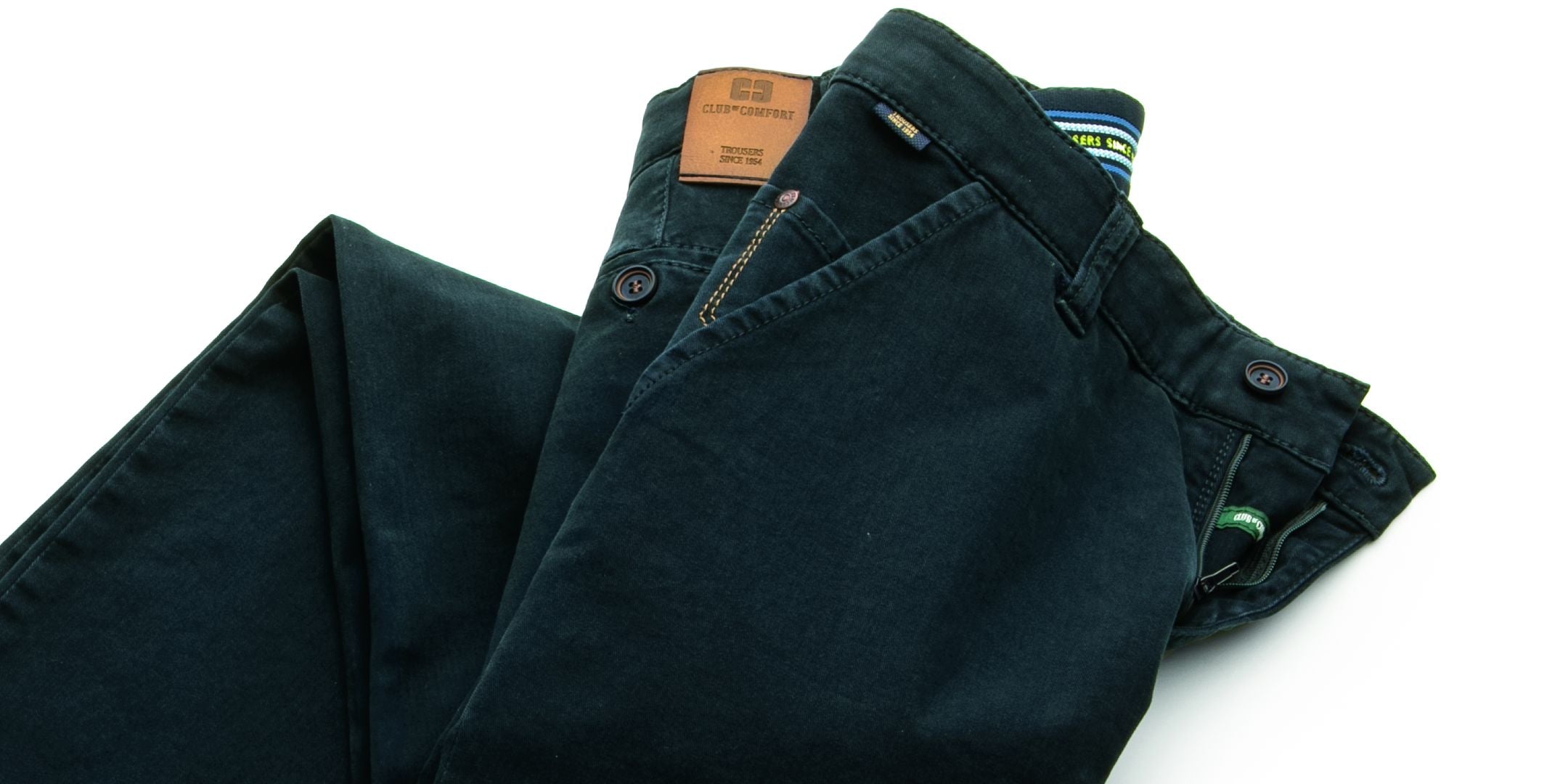 Ein Paar dunkle Jeanshosen, gefaltet und übereinandergelegt, mit sichtbaren Gürtelschlaufen, Knöpfen und einem Reißverschluss.