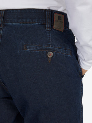 Hose DALLAS 4631 in Dunkelblau von Club of Comfort, aus robustem Stretch-Ring-Denim, mit elastischem Komfortbund, Hemdenstopper, gerades Bein, normale Leibhöhe, aktuelle Jeans-Optik, inklusive Gürtelschlaufe, perfekt für Ganzjahres-Edition.