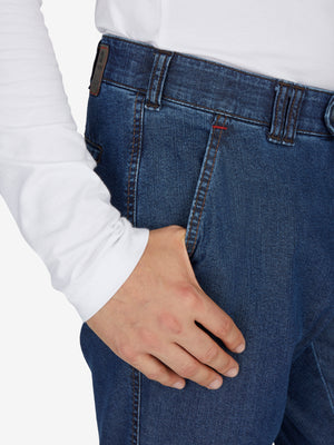 Nahaufnahme einer jeansblauen Flat Front-Hose (Modell DALLAS 4631) mit elastischem Komfortbund und Hemdenstopper, gefertigt aus robustem Stretch-Ring-Denim, normale Leibhöhe, gerades Bein, Hersteller Club of Comfort.