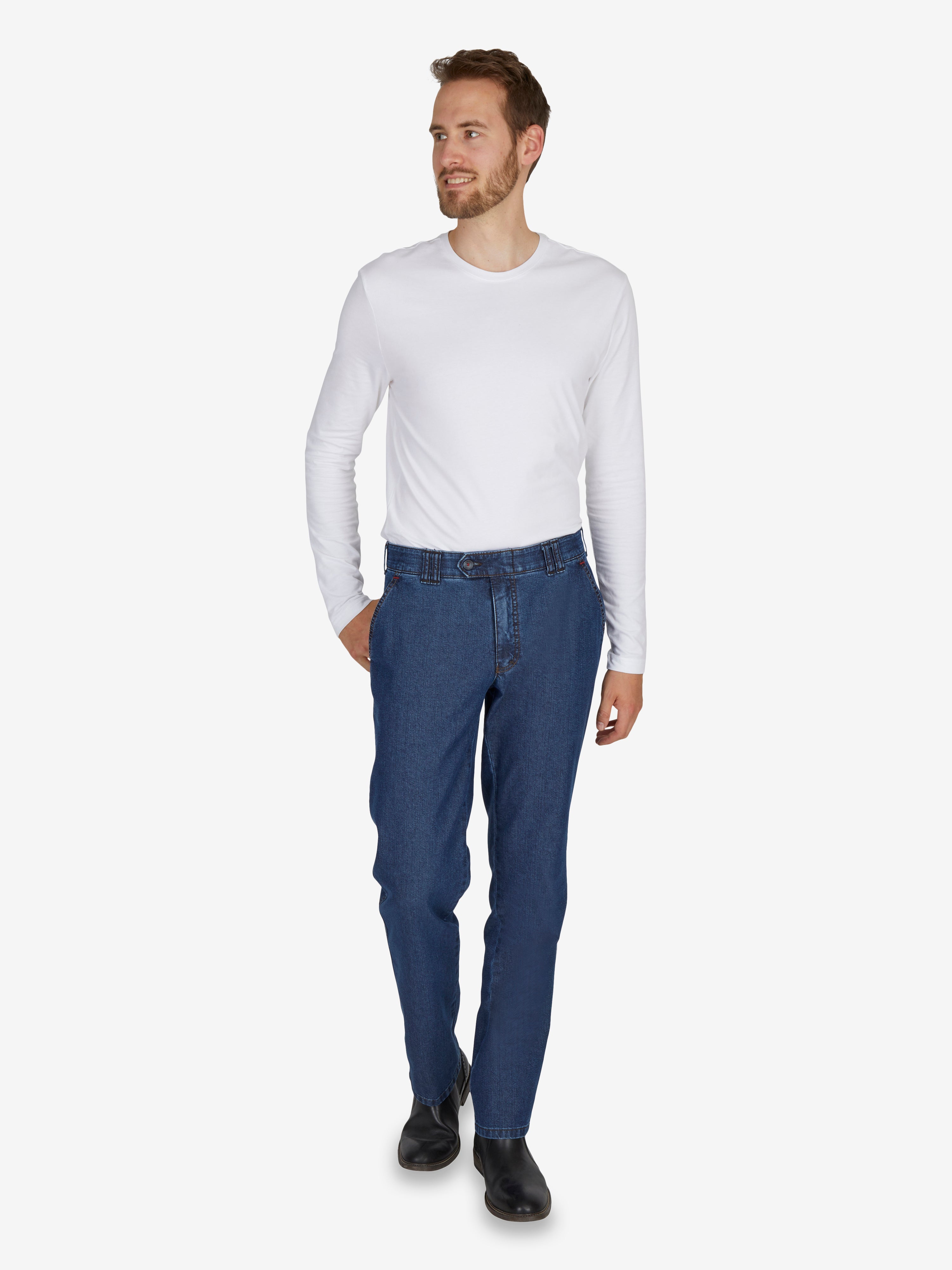 Mann trägt eine blaue DALLAS 4631 Jeanshose von Club of Comfort in Straight Fit, mit elastischem Komfortbund, Hemdenstopper, Stretch und robustem Ring-Denim, kombiniert mit einem weißen Langarmshirt.