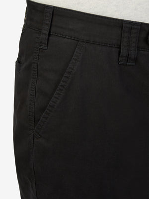 Schwarz farbene DENVER 4402 Flat Front-Hose aus Baumwoll-High Stretch, mit elastischem Komfortbund, Hemdstopper und Sicherheitstasche in der rechten Gesäßtasche. Gerade Leibhöhe, regular-fit, made in Green by Oeko-Tex, ideal für einen gepflegten, legeren Look.