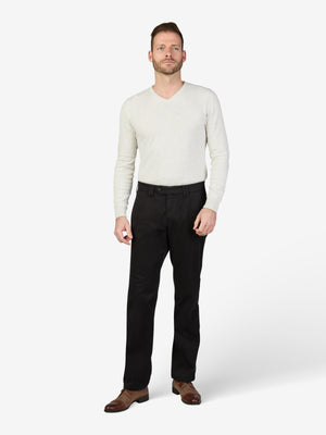 Mann modelliert eine schwarze DENVER 4402 Flat Front-Hose von Club of Comfort mit normaler Leibhöhe, geradem Bein und Stretch. Die Hose verfügt über eine Reißverschlusssicherheitstasche hinten rechts, elastischen Komfortbund und Hemdstopper, gefertigt aus Baumwoll-High-Stretch, ideal für gepflegten, legeren Look.