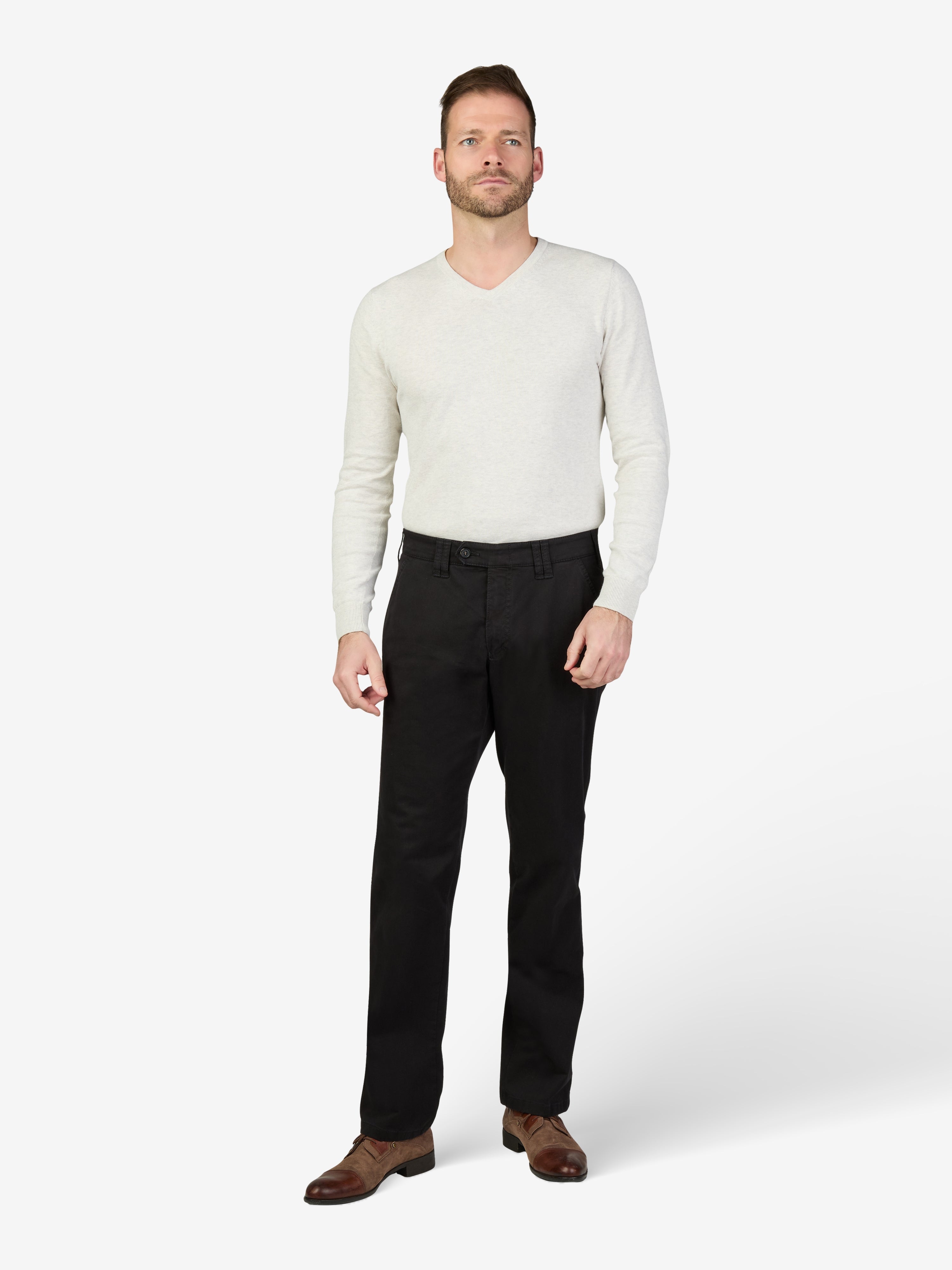 Mann modelliert eine schwarze DENVER 4402 Flat Front-Hose von Club of Comfort mit normaler Leibhöhe, geradem Bein und Stretch. Die Hose verfügt über eine Reißverschlusssicherheitstasche hinten rechts, elastischen Komfortbund und Hemdstopper, gefertigt aus Baumwoll-High-Stretch, ideal für gepflegten, legeren Look.