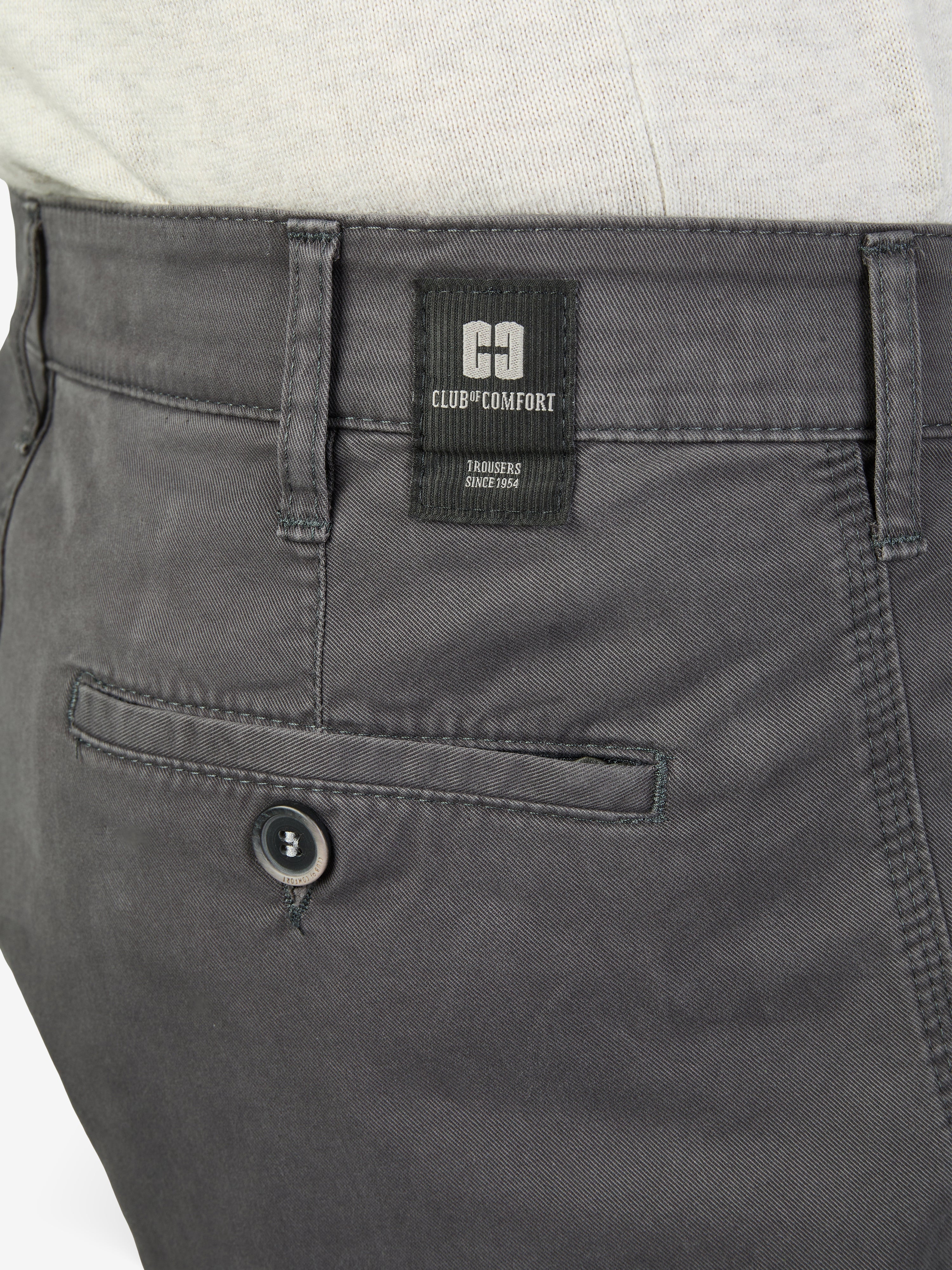 Nahaufnahme einer grauen DENVER 4402 Flat Front-Hose von Club of Comfort, mit elastischem Komfortbund, Hemdstopper und Reißverschluss-Sicherheitstasche in der rechten Gesäßtasche, aus softem Baumwoll-High Stretch-Material.