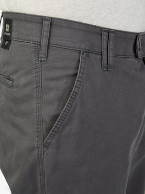 Nahaufnahme einer grauen Flat Front-Hose von Club of Comfort, mit elastischem Komfortbund, Hemdstopper und Reißverschluss-Sicherheitstasche in der rechten Gesäßtasche, gefertigt aus softem Baumwoll-High Stretch-Material, ideal für gepflegten, legeren Look.