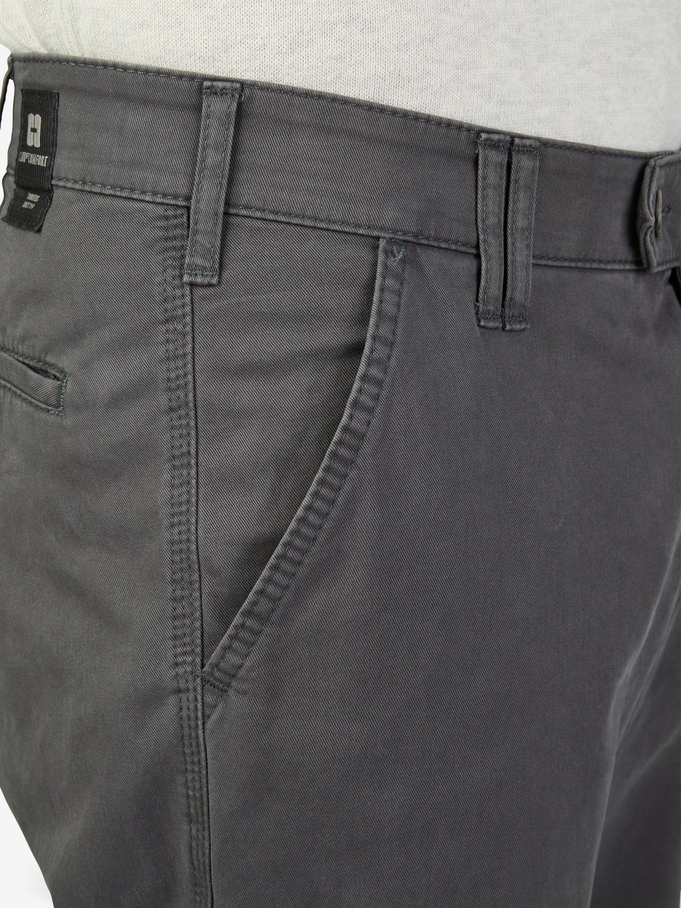 Nahaufnahme einer grauen Flat Front-Hose von Club of Comfort, mit elastischem Komfortbund, Hemdstopper und Reißverschluss-Sicherheitstasche in der rechten Gesäßtasche, gefertigt aus softem Baumwoll-High Stretch-Material, ideal für gepflegten, legeren Look.