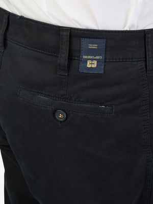 Dunkelblaue DENVER 4402 Flat Front-Hose von Club of Comfort, aus Baumwoll-High Stretch, mit elastischem Komfortbund, Hemdstopper, Safety-Reißverschlusstasche auf der rechten Rückseite, geradem Bein, normale Leibhöhe, geeignet für Ganzjahres, gepflegter Look mit legerem Touch.