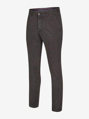 Anthrazitfarbene DENVER 7819 Flat Front-Hose von Club of Comfort, aus hochelastischem Baumwoll-Gabardine mit High Stretch, mit elastischem Komfortbund, Hemdenstopper und geradem Bein, normaler Leibhöhe, für Herbst/Winter, Made in Green by Oeko-Tex.