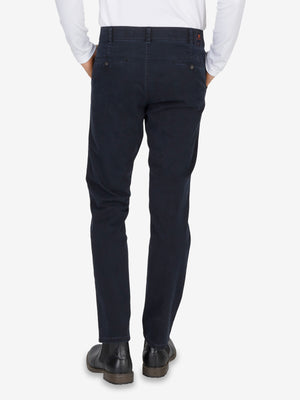 Dunkelblaue DENVER 7819 Flat Front-Hose von Club of Comfort, mit elastischem Komfortbund, Hemdenstopper, High Stretch Baumwoll-Gabardine, normale Leibhöhe, gerades Bein, auf dem Rücken getragen, Herbst/Winter, bequem und elegant.