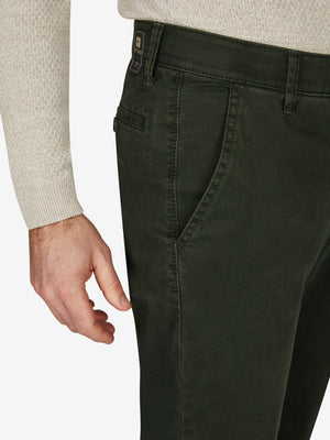 Herren-Flat Front-Hose in Tannengrün von Club of Comfort, aus hochelastischem Baumwoll-Gabardine mit High Stretch, mit elastischem Komfortbund, Hemdenstopper, geradem Bein, normaler Leibhöhe, ideal für Herbst/Winter, Made in Green by Oeko-Tex.