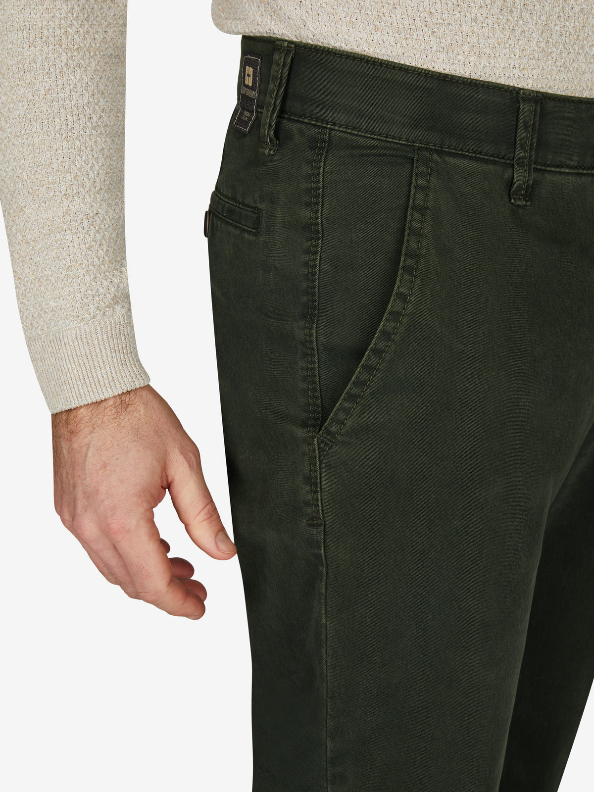 Herren-Flat Front-Hose in Tannengrün von Club of Comfort, aus hochelastischem Baumwoll-Gabardine mit High Stretch, mit elastischem Komfortbund, Hemdenstopper, geradem Bein, normaler Leibhöhe, ideal für Herbst/Winter, Made in Green by Oeko-Tex.