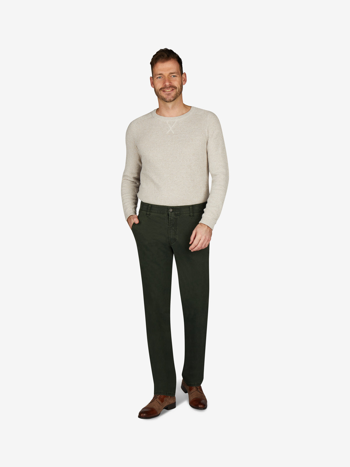 Mann trägt eine bequeme, tannengrüne DENVER 7819 Flat Front-Hose aus hoch-elastischem Baumwoll-Gabardine mit High Stretch, normaler Leibhöhe, geradem Bein, Hemdstopper und elastischem Komfortbund.