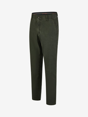 Dunkelgrüne DENVER 7819 Flat Front-Hose aus elastischem Baumwoll-Gabardine mit High Stretch, geradem Bein, Komfortbund, Hemdenstopper, normale Leibhöhe, hergestellt von Club of Comfort, geeignet für Herbst/Winter, mit edlem Griff und nachhaltigem Green by Oeko-Tex Label.