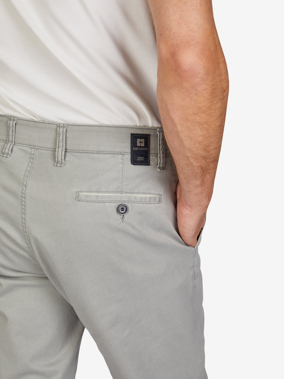 Herrenhose in Hellgrau von Club of Comfort, mit Flat Front, elastischem Komfortbund, Hemdenstopper und Reißverschluss-Sicherheitstasche. Hoch-elastische Baumwolle mit Diamant-Finish, gerades Bein, normale Leibhöhe, ideal für Frühjahr/Sommer, made in Green by Oeko-Tex.