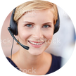 Nahaufnahme einer jungen Frau mit blonden Haaren, die freundlich lächelt und einen schwarzen Headset mit Mikrofon trägt, während sie sich offensichtlich in einem Kundenservice- oder Support-Umfeld befindet.