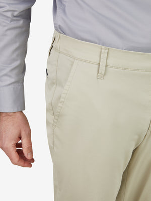 Nahaufnahme einer beigen, slim-fit Chino-Hose von Club of Comfort, mit elastischem Comfort-Flex-Bund, Hemdenstopper, seitlichen Eingrifftaschen, hergestellt aus sommerleichter High-Stretch-Baumwolle, ideal für Frühling/Sommer.