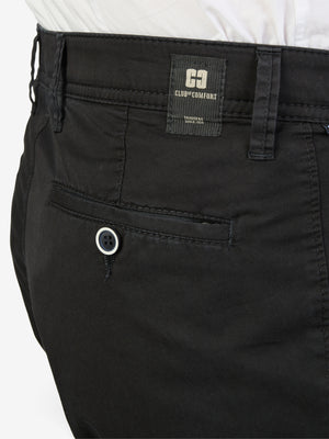 Naheaufnahme einer schwarzen Flat Front-Hose von Club of Comfort mit elastischem Komfortbund, Hemdstopper, sowie einer bei genauerem Hinsehen sichtbaren Rückentasche und Knopf. Das Produkt wurde aus hochwertiger Pima Cotton-Gewebe mit COLDBLACK-Ausrüstung gefertigt.