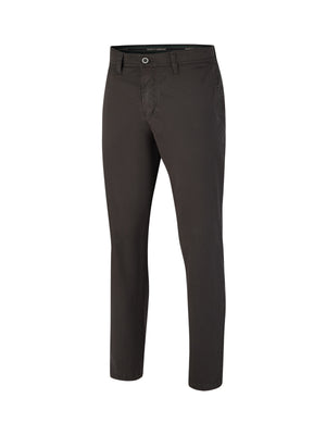 Schwarze GARVEY 5107 Chino-Hose aus edler Pima Cotton-Qualität mit elastischem Komfortbund, Hemdstopper und Coldblack-Technologie, regular Fit, schmaler Beinverlauf, für Frühjahr/Sommer, hergestellt von Club of Comfort, mit nachhaltigen und aktiven Eigenschaften.