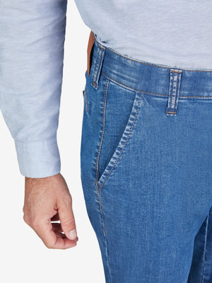 Algemeines Bild einer Jeanshose in jeansblau, modelliert mit einem elastischen Komfortbund, Hemdenstopper, schmaler Beinform, normale Leibhöhe, hergestellt von Club of Comfort, aus leichtem, hoch elastischem Super High Stretch-Denim, perfekte Passform für Frühling/Sommer.