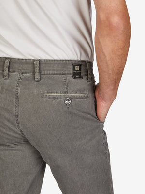 Nahaufnahme einer grauen Flat Front-Hose mit elastischem Komfortbund, Hemdenstopper und dezenter Kontrastdetail an den Taschen. Gefertigt aus Baumwoll Broken-Twill mit High Stretch, ideal für Frühjahr/Sommer, Regular Fit, hergestellt von Club of Comfort.