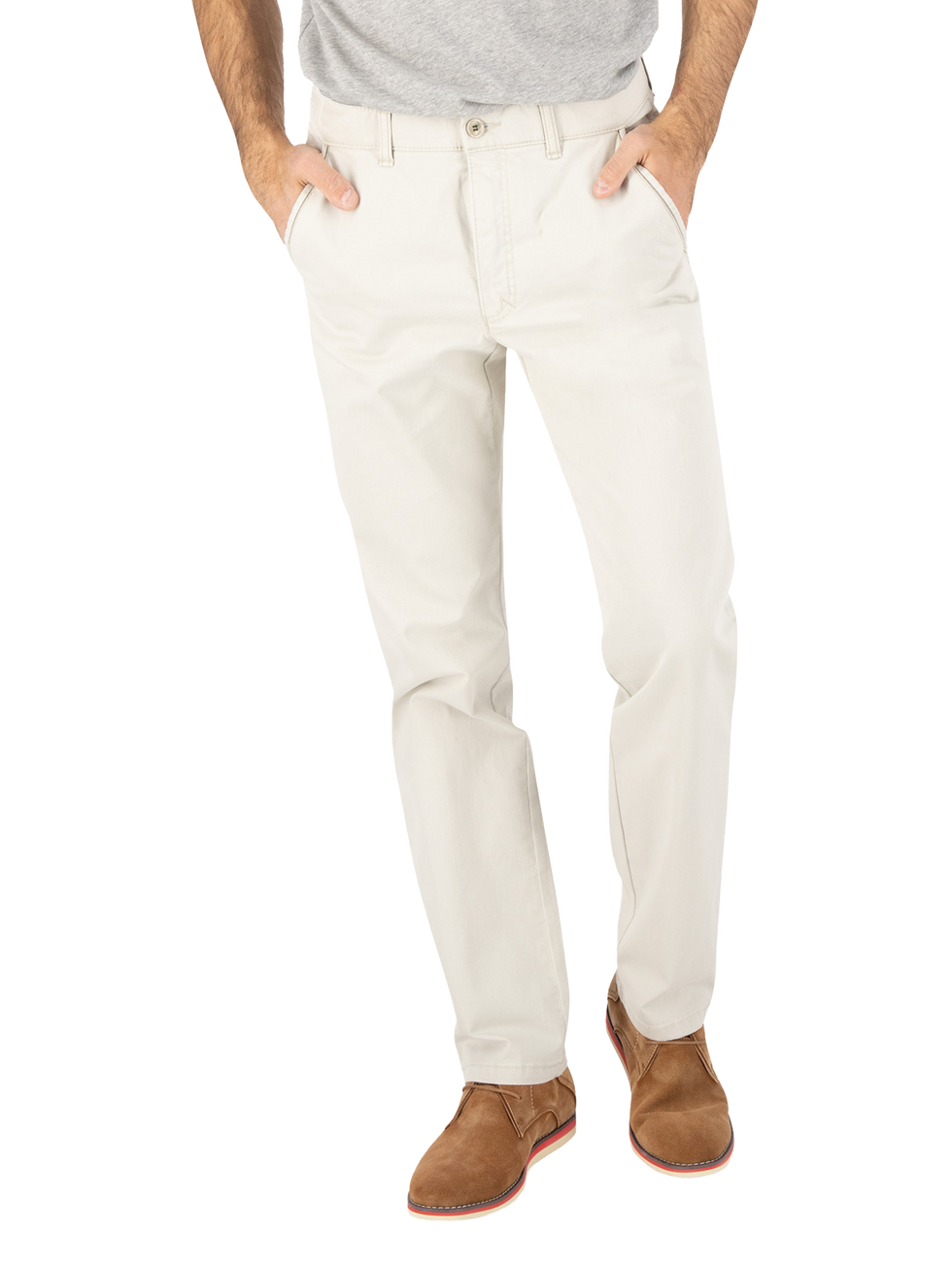 Ein Mann trägt helle, weiße Jeanshose und braune Schuhe. Er hat die Hände in den Taschen seiner Jeans und trägt ein graues T-Shirt. Das Bild zeigt den unteren Teil des Körpers, von der Taille bis zu den Füßen.